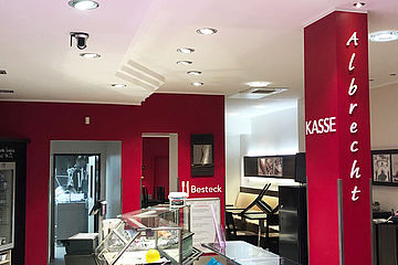 Der Verkaufs- und Essbereich der Feinkost-Fleischerei Albrecht mit frischer Farbe.
